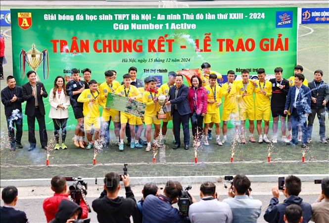 Ban tổ chức trao Huy chương Vàng và cúp vô địch cho đội bóng trường THPT Phùng Khắc Khoan (huyện Thạch Thất). Ảnh: Thanh Tùng - TTXVN 
