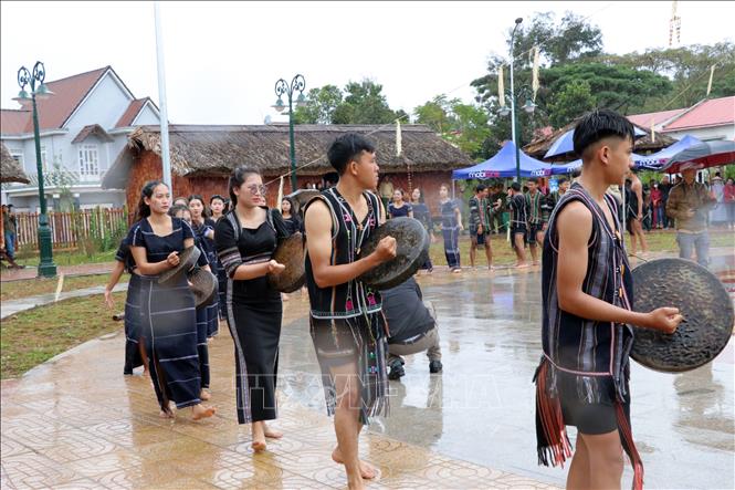 Đội cồng chiêng biểu diễn xung quanh cây nêu trong buổi lễ. Ảnh: Chu Quốc Hùng - TTXVN