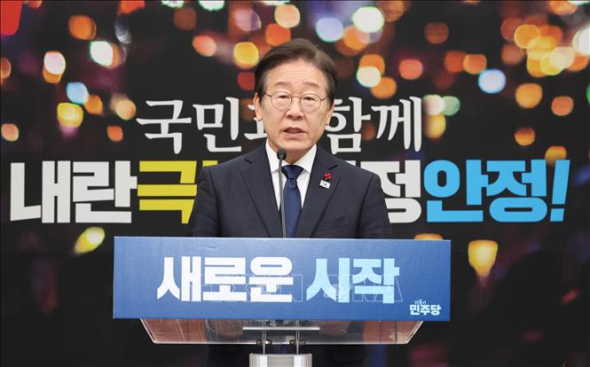 Lãnh đạo phe đối lập Hàn Quốc Lee Jae Myung phát biểu trong cuộc họp báo tại Seoul ngày 15/12/2024. Ảnh: Yonhap/TTXVN