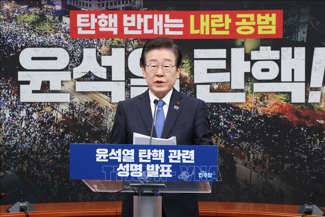 Lãnh đạo phe đối lập Hàn Quốc Lee Jae Myung phát biểu tại Seoul ngày 13/12/2024. Ảnh: Yonhap/TTXVN