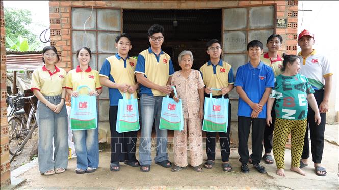 Tặng quà Tết cho hộ bà Lê Thị Quyến ở ấp Bến Cầu, xã Biên Giới, huyện Châu Thành. Ảnh: Minh Phú - TTXVN