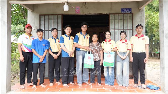 Tặng quà Tết cho hộ bà  Rum Soi người dân tộc Khmer neo đơn tại ấp Bến Cầu, xã Biên Giới, huyện Châu Thành. Ảnh: Minh Phú – TTXVN