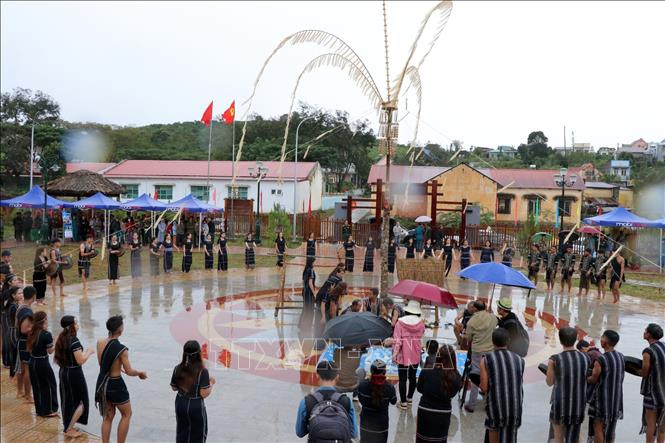 Lễ hội Mừng lúa mới tại thôn Klong Trao 1, xã Gung Ré, huyện Di Linh thu hút người dân và du khách tham dự. Ảnh: Chu Quốc Hùng - TTXVN