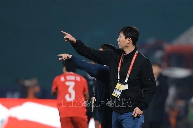 HLV trưởng Kim Sang Sik chỉ đạo học trò bên đường biên. Ảnh: Minh Quyết - TTXVN