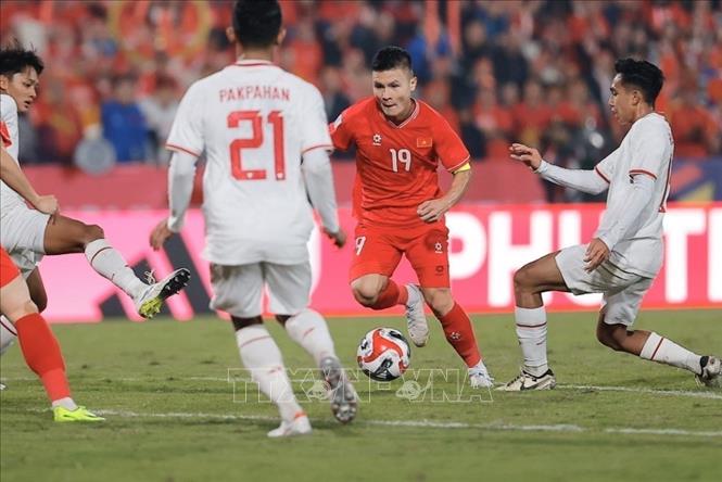 Đội trưởng Quang Hải (số 19) thi đấu xông xáo. Ảnh: Minh Quyết - TTXVN