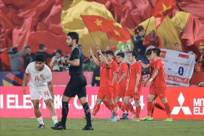 Các tuyển thủ Việt Nam ăn mừng bàn thắng mở tỷ số của đội trưởng Quang Hải. Ảnh: Minh Quyết - TTXVN