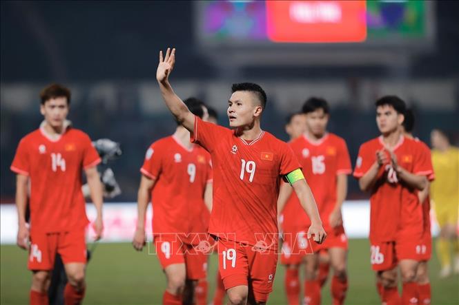Kết thúc trận đấu đội tuyển Việt Nam giành chiến thắng 1-0 bằng bàn thắng của đội trưởng Nguyễn Quang Hải. Ảnh: Minh Quyết - TTXVN