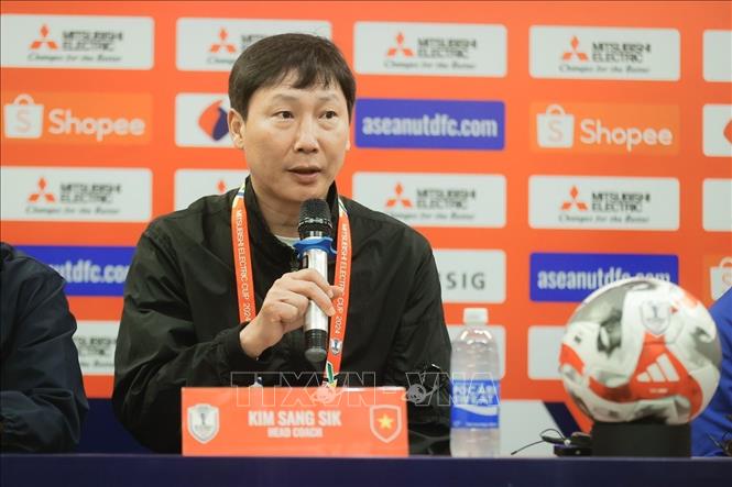 HLV trưởng đội tuyển Việt Nam Kim Sang Sik trả lời phỏng vấn tại họp báo dau trận đấu. Ảnh: Minh Quyết - TTXVN