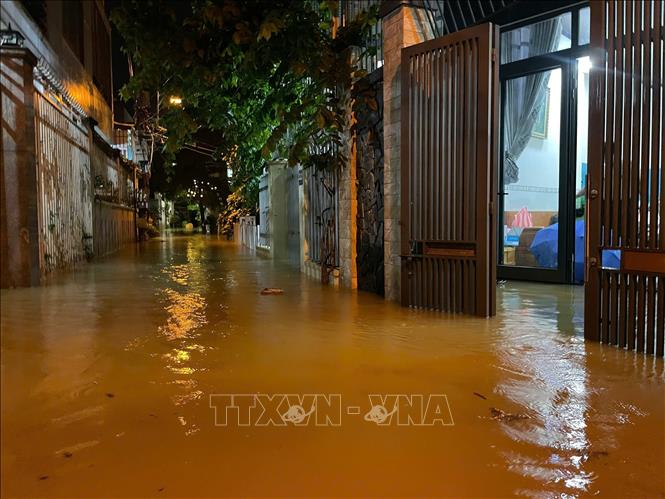 Khu vực xã Vĩnh Thạnh, thành phố Nha Trang, tỉnh Khánh Hòa ngập sâu trong đêm. Ảnh: Phan Sáu - TTXVN