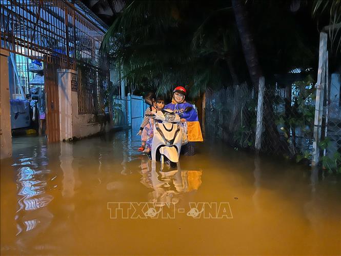 Khu vực phường Ngọc Hiệp, thành phố Nha Trang, tỉnh Khánh Hòa ngập sâu trong đêm. Ảnh: Phan Sáu - TTXVN