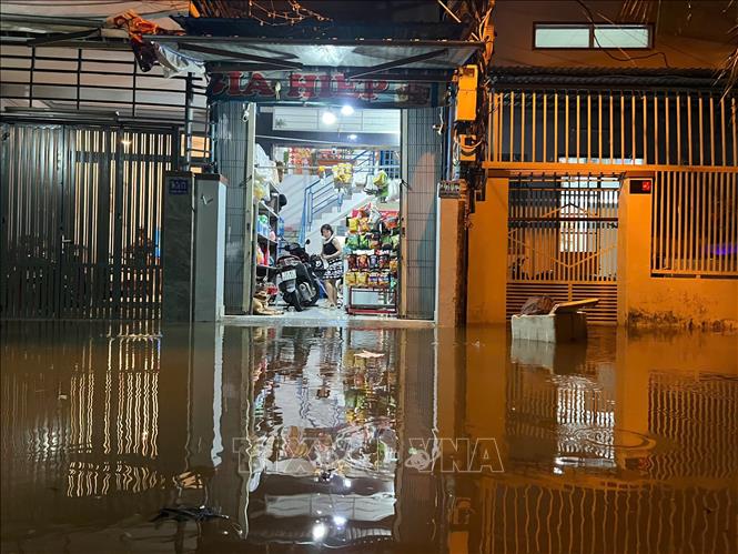 Nước xả lũ về ngây ngập lụt trong đêm ở khu vực phường Ngọc Hiệp, thành phố Nha Trang, tỉnh KHánh Hòa tối 15/12. Ảnh: Phan Sáu - TTXVN