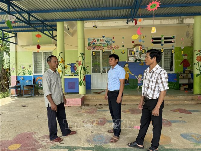 Điểm trường Mầm non thôn Gò Khôn được xây dựng nhờ ông Phạm Văn Nó (trái) vận động người dân hiến đất. Ảnh: Đinh Hương - TTXVN