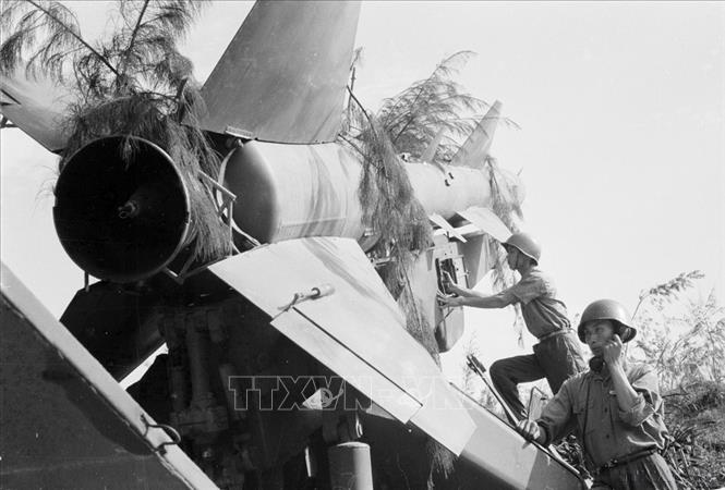  Phân đội 1, bộ đội tên lửa bảo vệ thủ đô chiến đấu mưu trí, dũng cảm góp phần cùng quân dân thủ đô bắn rơi 9 máy bay Mỹ trong ngày 10/5/1972. Ảnh: Văn Bảo – TTXVN