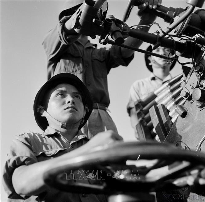 Đảng viên trẻ, chiến sĩ quyết thắng Phan Tuấn Chí là một trong những pháo thủ toàn năng của khẩu đội 4, phân đội 2, tham gia nhiều trận chiến, lập nhiều chiến công xuất sắc. Ảnh: Tư liệu TTXVN