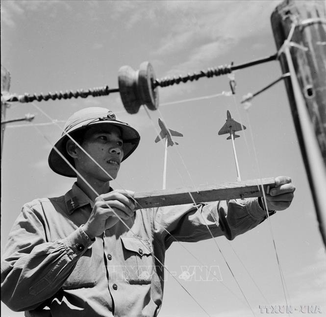 Chiến sĩ trinh sát Nguyễn Phú Cường, đại đội 1, đoàn Tam Đảo pháo cao xạ Thanh Hóa giỏi trong chiến đấu và luyện tập, phát huy nhiều sáng kiến như làm mô hình nhận dạng mức di động của địch, phục vụ đơn vị luyện tập và chiến đấu thắng địch. Ảnh: Vũ Hanh - TTXVN
