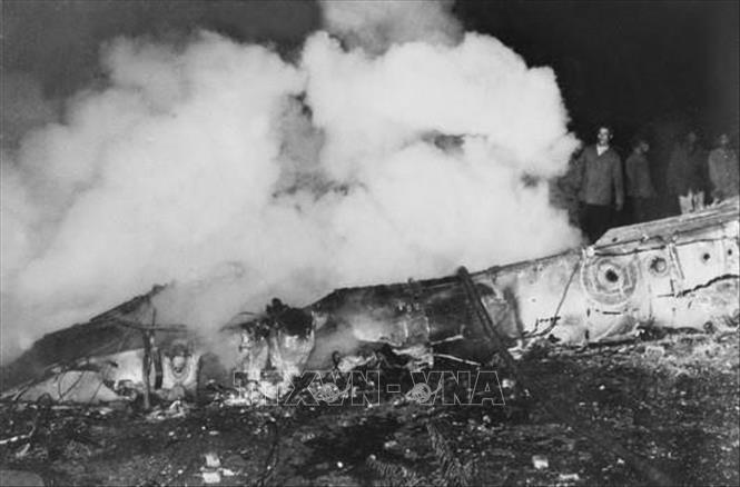 Xác máy bay ném bom chiến lược B-52 của Mỹ bị quân và dân Hà Nội bắn rơi đêm 26/12/1972. Ảnh: TTXVN