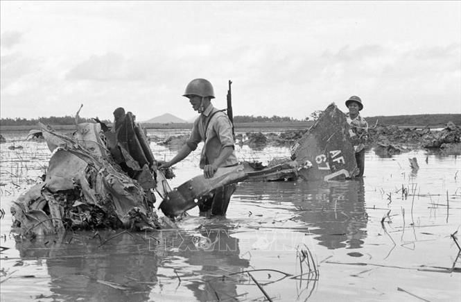 Xác máy bay Mỹ bị bắn rơi ở ngoại thành Hà Nội, tháng 12/1972. Ảnh: TTXVN