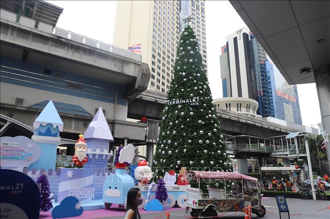 Cây thông xanh được trang trí với những quả châu màu bạc trước TTTM Terminal 21 trên đường Sukhumvit. Ảnh: Đỗ Sinh P/v TTXVN tại Bangkok
