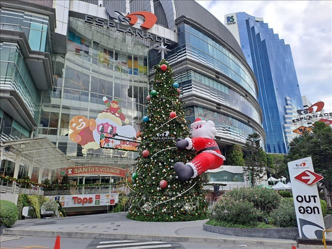 Cây thông Noel trước TTTM Esplanade trên đường Ratchadaphisek. Ảnh: Đỗ Sinh P/v TTXVN tại Bangkok

