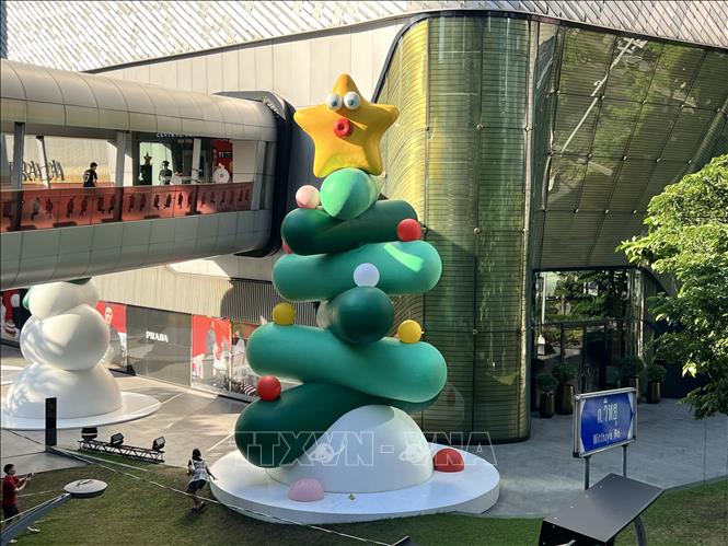 Cây thông lạ mắt đặt bên ngoài TTTM Central Embassy trên đường Witthayu ở Bangkok. Ảnh: Đỗ Sinh P/v TTXVN tại Bangkok

