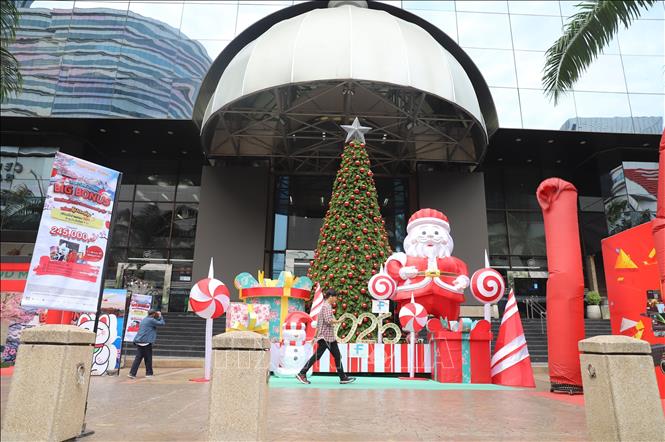 Cây thông Noel chào năm mới 2025 trước một siêu thị của chuỗi Lotus trên đường Ratchadaphisek. Ảnh: Đỗ Sinh P/v TTXVN tại Bangkok

