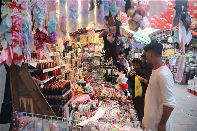 Người dân tại Dhaka, Bangladesh. Ảnh: THX/TTXVN