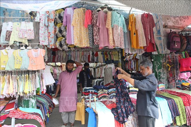 Người dân tại Dhaka, Bangladesh. Ảnh: THX/TTXVN