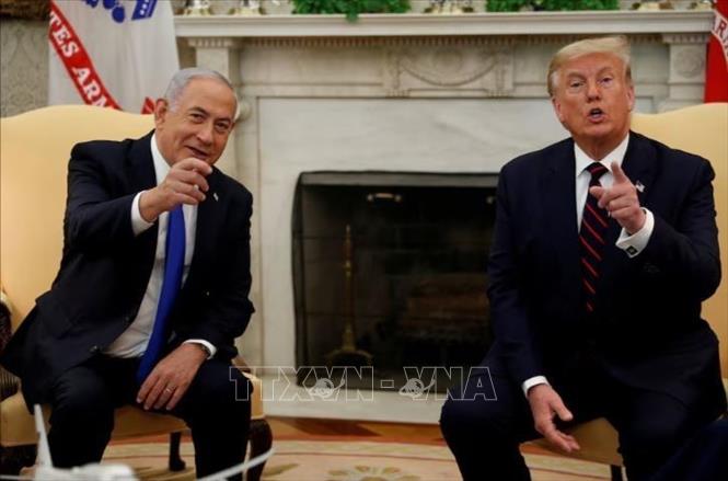 (Tư liệu) Thủ tướng Israel Benjamin Netanyahu (trái) trong cuộc gặp ông Donald Trump lúc là Tổng thống Mỹ, tại Washington DC., ngày 15/9/2020. Ảnh: REUTERS/TTXVN