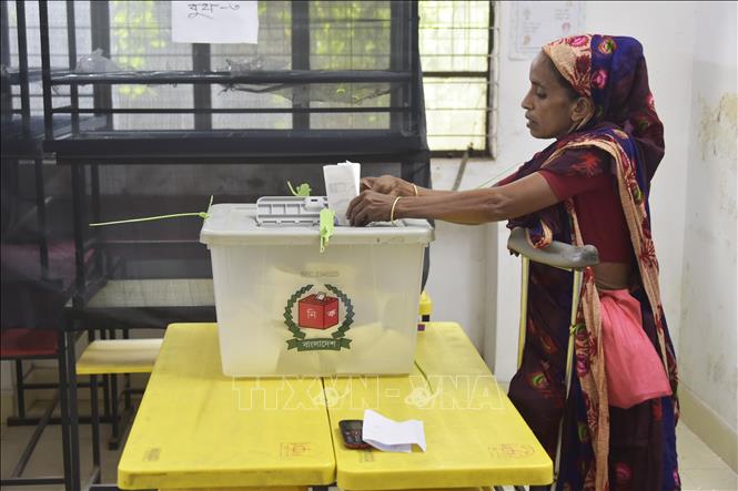 Cử tri Bangladesh bỏ phiếu tổng tuyển cử tại Dhaka, ngày 7/1/2024. Ảnh: THX/TTXVN