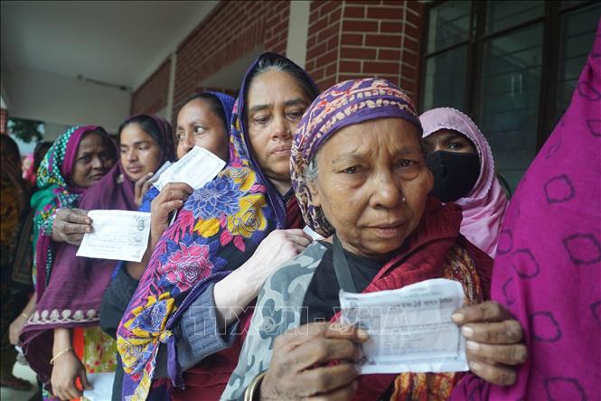 Cử tri Bangladesh xếp hàng chờ bỏ phiếu tổng tuyển cử tại Dhaka, ngày 7/1/2024. Ảnh: THX/TTXVN