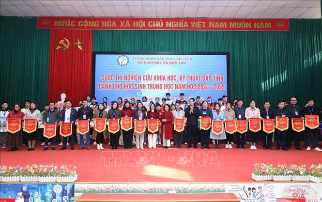 Các đoàn tham dự Cuộc thi nhận cờ lưu niệm của Ban tổ chức. Ảnh: Anh Tuấn – TTXVN