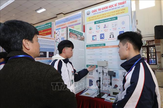 Các học sinh trung học tỉnh Lạng Sơn thuyết trình về dự án dự thi. Ảnh: Anh Tuấn – TTXVN