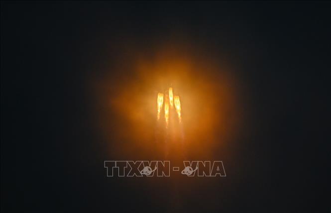 Tên lửa đẩy Trường Chinh 5B cùng tầng trên Viễn Chinh-2 mang theo nhóm vệ tinh trong dự án GuoWang rời bệ phóng tại sân bay vũ trụ Văn Xương, tỉnh Hải Nam, Trung Quốc, ngày 16/12/2024. Ảnh: THX/TTXVN