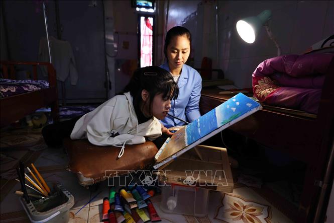 Bé gái Bùi Thị Thơm dù mắc phải căn bệnh liệt toàn thân nhưng luôn thể hiện một nỗ lực đáng kinh ngạc, đó là 