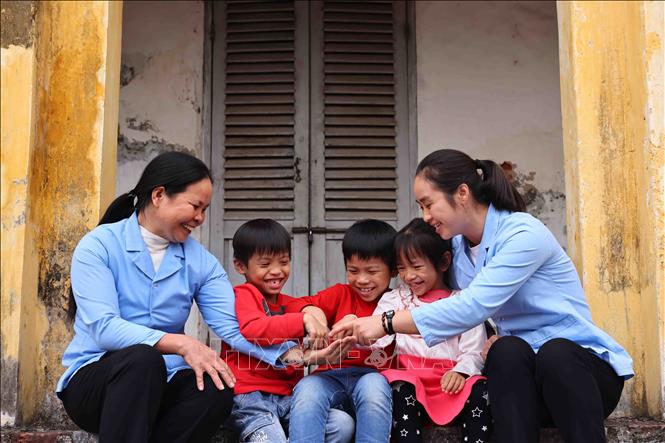 Các sơ ở Cô nhi viện Thánh An đều âm thầm làm chiếc cầu nối tâm tư, tình cảm của con người với con người, thắp lên ngọn lửa nhiệt tình sưởi ấm phận đời éo le. Ảnh: Minh Đức – TTXVN