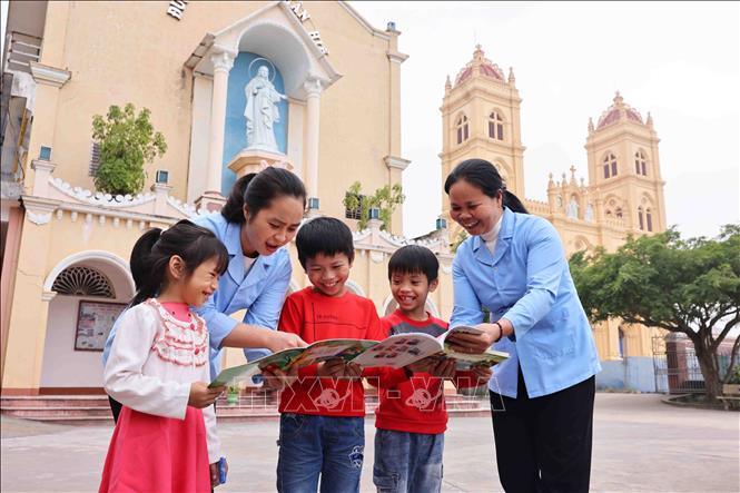 Các sơ ở Cô nhi viện Thánh An âm thầm làm chiếc cầu nối tâm tư, tình cảm của con người với con người, thắp lên ngọn lửa nhiệt tình sưởi ấm những phận đời thiếu may mắn. Ảnh: Minh Đức – TTXVN