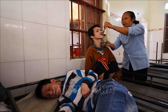 Có em bị tàn tật năm nay đã hơn 20 tuổi nhưng sống trong hình hài đứa trẻ, ngây ngô và không thể sinh hoạt như người bình thường. Tất cả mọi việc từ sinh hoạt, ăn, ngủ đều phải nhờ các nữ thiện nguyện. Ảnh: Minh Đức – TTXVN