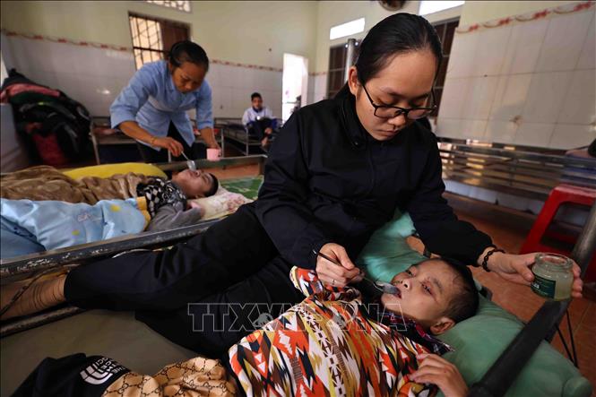 Trực tiếp chứng kiến các sơ thiện nguyện làm việc ở đây mới thấu hiểu tình người, tình yêu thương bao la mà lẽ thường chỉ những người ruột thịt mới có thể làm được. Ảnh: Minh Đức – TTXVN