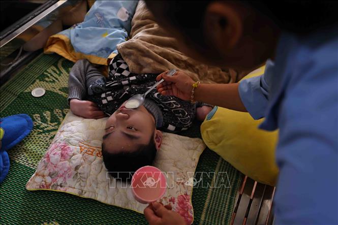 Trực tiếp chứng kiến các sơ thiện nguyện làm việc ở đây mới thấu hiểu tình người, tình yêu thương bao la mà lẽ thường chỉ những người ruột thịt mới có thể làm được. Ảnh: Minh Đức – TTXVN