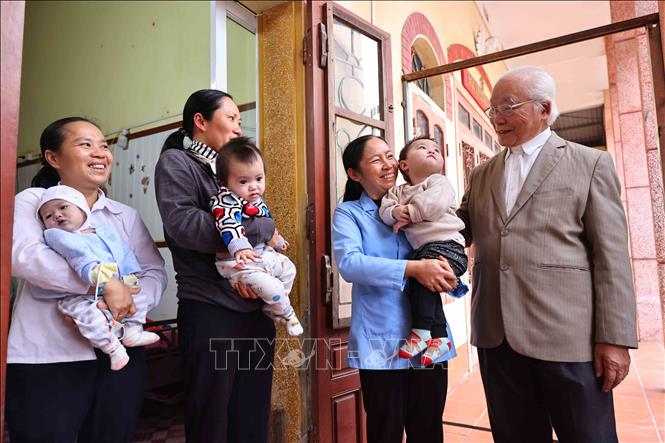 Linh mục Phạm Ngọc Oanh cùng các sơ đã dành cả cuộc đời mình để chăm sóc, nuôi dưỡng những đứa trẻ bị bỏ rơi. Ảnh: Minh Đức - TTXVN