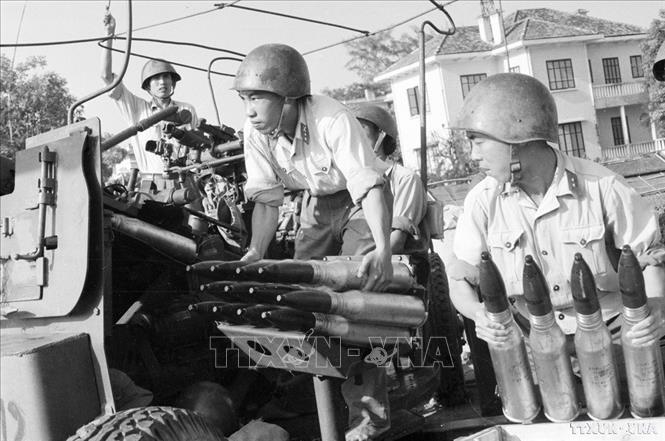 Chiến sĩ đại đội 4 pháo cao xạ luyện tập, sẵn sàng chiến đấu, bảo vệ Thủ đô. Ảnh: TTXVN