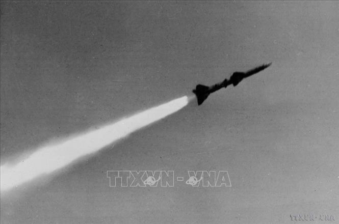 Trong Chiến dịch “Hà Nội - Điện Biên Phủ trên không” tháng 12/1972, Không quân nhân dân Việt Nam đã bắn rơi 7 chiếc máy bay, trong đó có 2 “Siêu pháo đài bay B-52”. Các biên đội không quân 8 lần phá vỡ đội hình bay chiến đấu của địch, tạo điều kiện cho tên lửa và các lực lượng phòng không đánh thắng. Trong ảnh: Tên lửa của bộ đội ta xuất kích. Ảnh: TTXVN