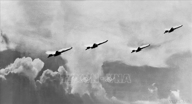 Trong Chiến dịch “Hà Nội - Điện Biên Phủ trên không” tháng 12/1972, Không quân nhân dân Việt Nam đã bắn rơi 7 chiếc máy bay, trong đó có 2 “Siêu pháo đài bay B-52”. Các biên đội không quân 8 lần phá vỡ đội hình bay chiến đấu của địch, tạo điều kiện cho tên lửa và các lực lượng phòng không đánh thắng. Trong ảnh: Máy bay Mig-21 xuất kích tiêu diệt máy bay địch. Ảnh: Tư liệu TTXVN