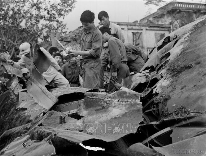 Xác máy bay B.52 của Mỹ bị quân và dân Thủ đô bắn rơi hồi 23h, ngày 27/12/1972, tại ngõ 2 Thụy Khuê. Ảnh: Minh Trường – TTXVN