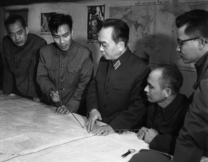 Đại tướng Võ Nguyên Giáp thăm Bộ Tư lệnh Quân chủng Phòng không-Không quân, ngày 30/12/1972, lực lượng nòng cốt cùng quân và dân Thủ đô đập tan cuộc tập kích chiến lược bằng không quân của Mỹ vào Hà Nội. Ảnh: TTXVN

