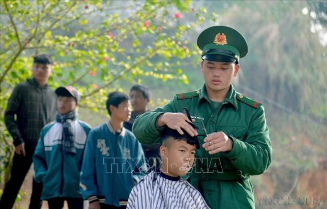 Chiến sĩ Biên phòng tỉnh Sơn La cắt tóc cho các cháu nhỏ trong Chương trình “Xuân Biên phòng ấm lòng dân bản” năm 2023. Ảnh: Quang Quyết-TTXVN