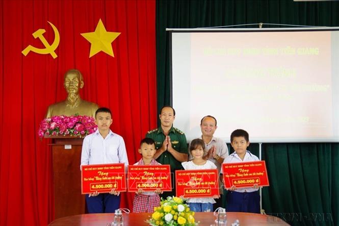 Bộ đội Biên phòng Tiền Giang trao học bổng 