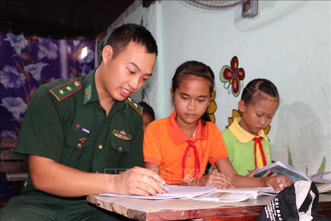 Bộ đội đồn Biên phòng cửa khẩu cảng Bến Lức (BĐBP tỉnh Long An) dạy học cho các em. Ảnh: Đức Hạnh - TTXVN