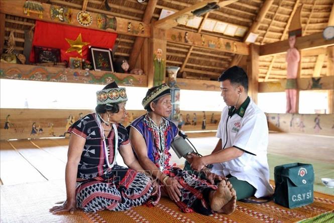 BĐBP Đồn biên phòng A Xan khám, chữa bệnh cho bà con Cơ Tu, huyện biên giới miền núi Tây Giang, tỉnh Quảng Nam (2018). Ảnh: Anh Tuấn – TTXVN