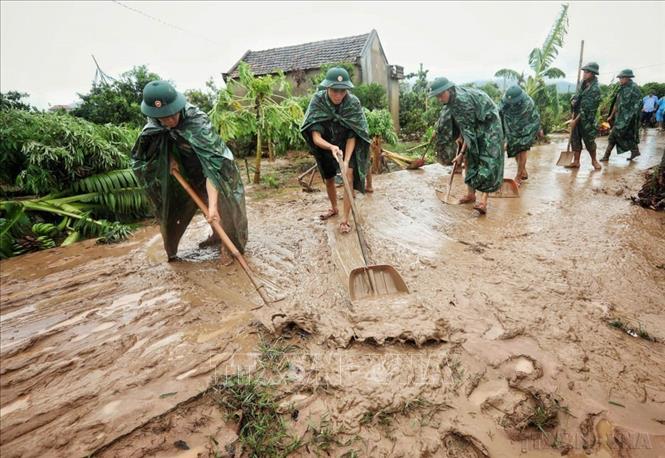 Cán bộ, chiến sĩ Sư đoàn 325 dọn dẹp sình lầy tại thôn Khả Lã, xã Tân Lập, huyện Lục Ngạn (Bắc Giang) giúp người dân sớm ổn định cuộc sống sau bão lũ (13/9/2024). Ảnh: Danh Lam - TTXVN